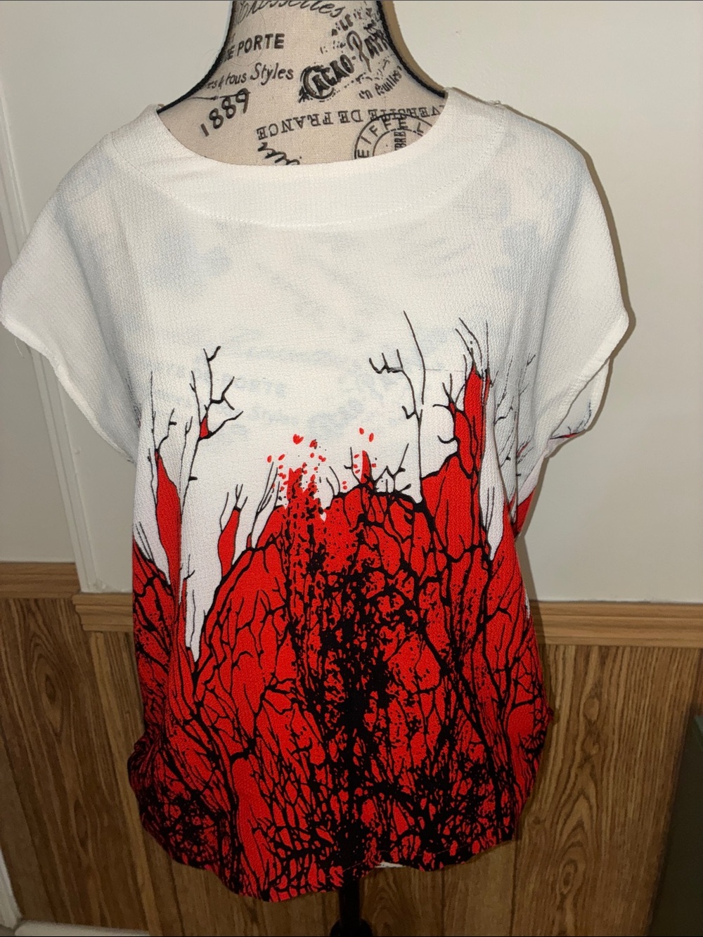 Women’s Short-Sleeve Graphic Top in White and Red and black Sz L no tags
